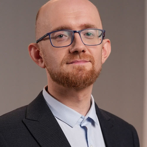 Досвідчений спікер:   - Учитель образотворчого мистецтва та інформатики, вчитель-методист, фіналіст GTPU 2025